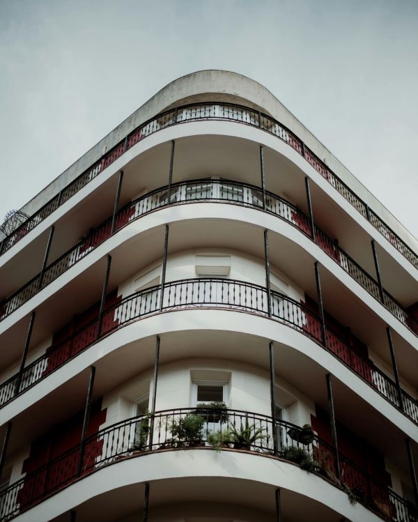 Edificio residencial con balcones